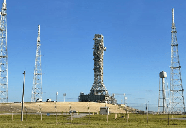 O lançador móvel 1 da NASA inicia jornada da plataforma de lançamento 39B até o Edifício de VAB no Centro Espacial Kennedy, na Flórida | Divulgação Nasa