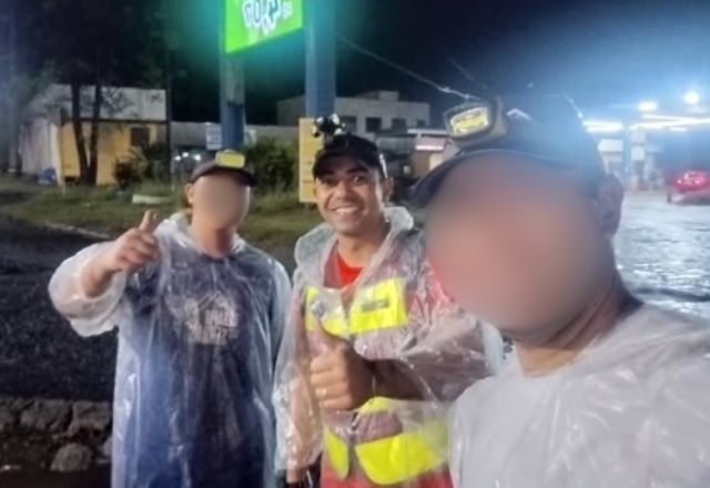 Criminoso teria disparado ao perceber o colete refletivo da Polícia Militar usado pelo soldado Crispim (no meio da foto) | Reprodução/Redes sociais