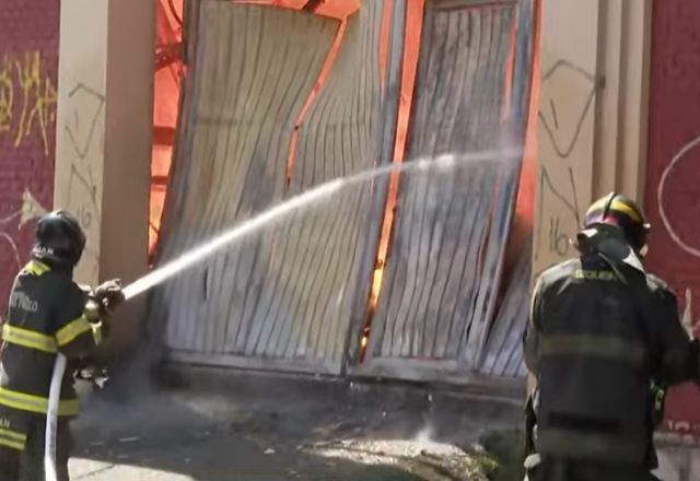 Bombeiros combatem incêndio em galpão na Lapa (SP) | SBT