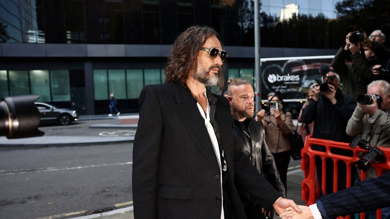 Mulher que acusa Russell Brand de estupro diz que se culpava