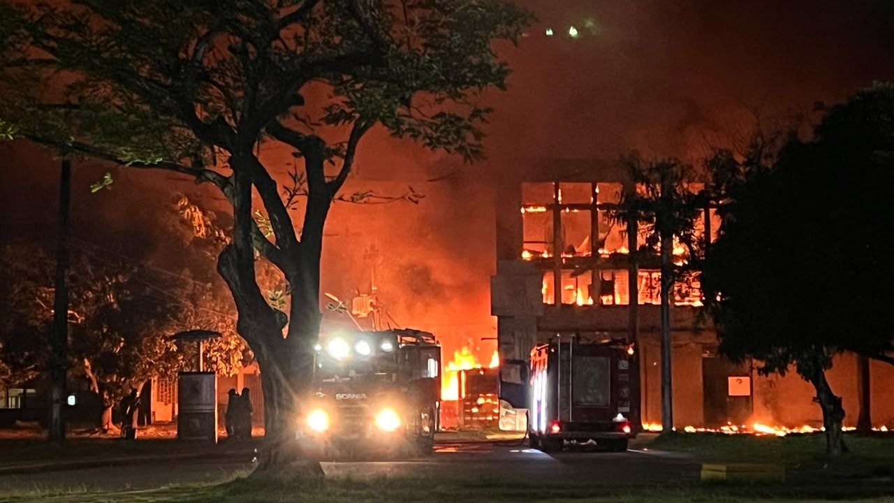 Incêndio atinge o prédio da Diretoria de Inovação e Empreendedorismo (DINE) da Universidade Federal de Pernambuco (UFPE) | Foto: Obtida pelo SBT - 07.10.2026
