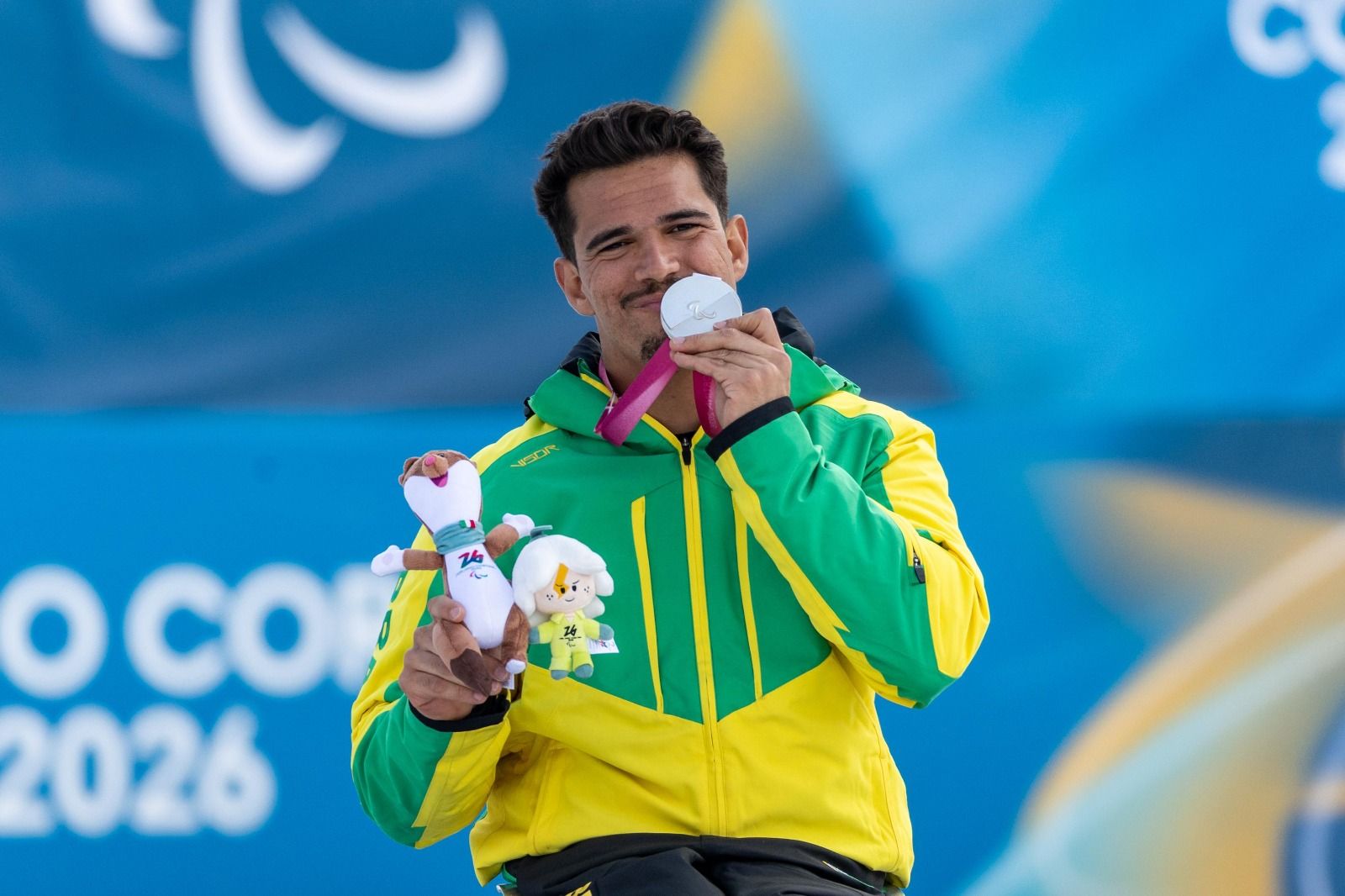 Cristian Ribera com a medalha de prata nos Jogos Paralímpicos de Inverno Milão-Cortina 2026 | Alessandra Cabral/CPB