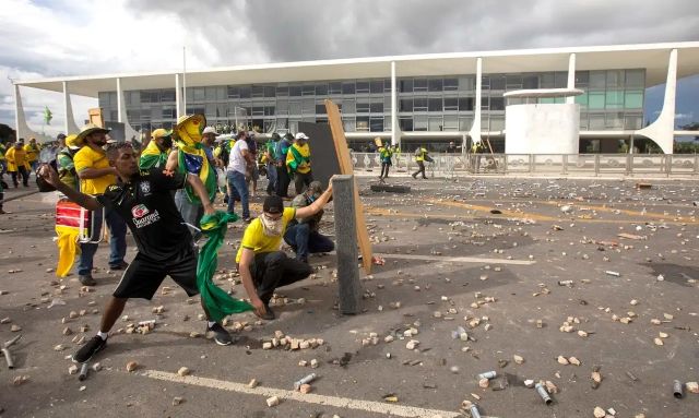 Extremistas de direita durante invasão aos três Poderes, em 8 de janeiro de 2023. (Joedson Alves/Ag. Brasil)
