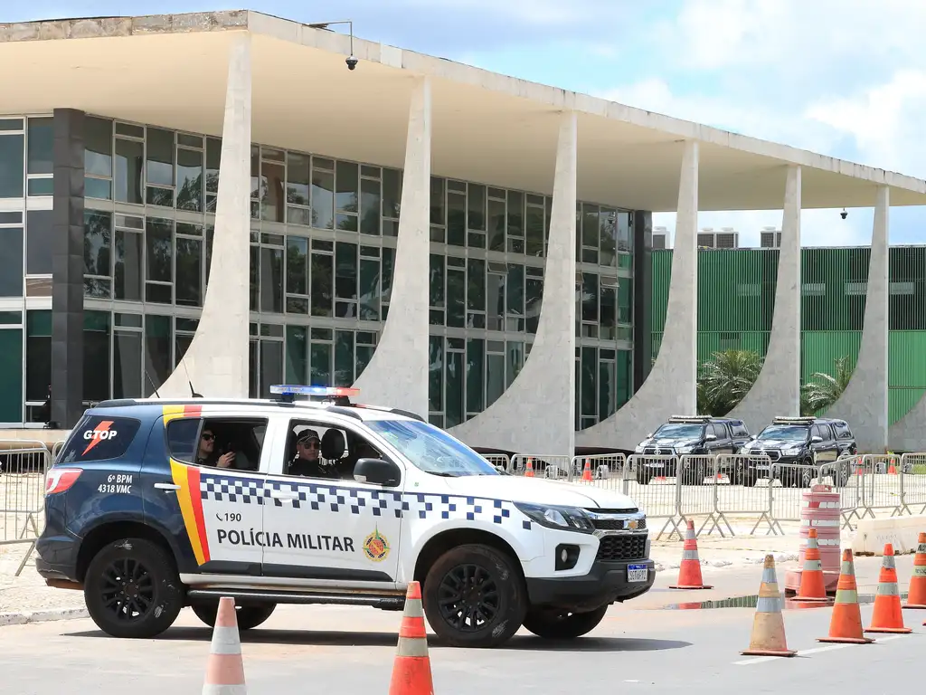 Policiamento reforçado na praça dos três Poderes para cerimônia dos 2 anos dos atos golpistas. | Lula Marques/Agência Brasil