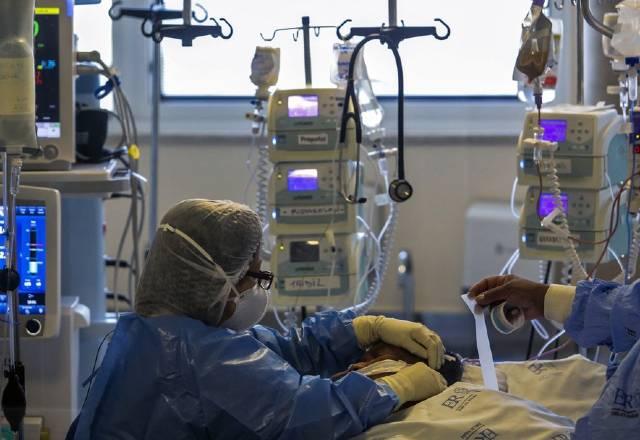 Kit intubação: Ministério da Saúde negou a compra de insumos em agosto - Foto: Miguel Schincariol / AFP