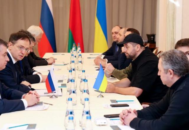 Representantes da Ucrânia e da Rússia se reuniram em Belarus para negociar conflito | Sergei Kholodilin/Belta/AFP
