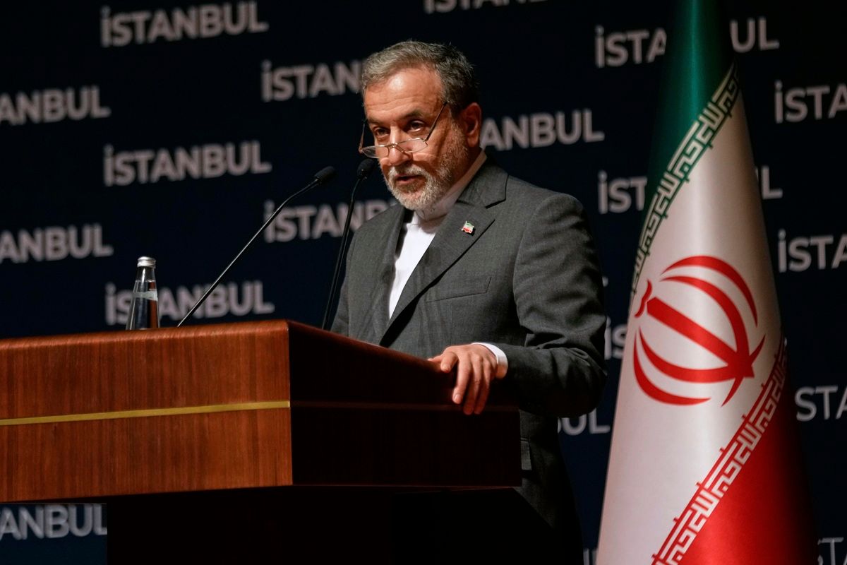 Chanceler iraniano viaja a Moscou após ataques dos EUA a instalações nucleares. | Khalil Hamra/AP