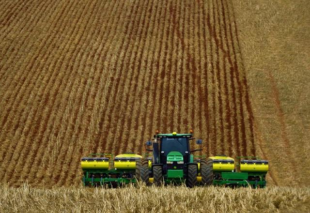 Colheitadeira em plantação (Jeferson M. Antunes/ASCOM Pref. Tibagi)