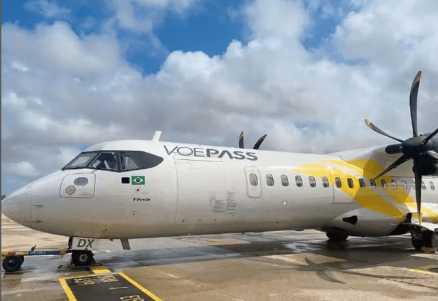 Segundo a VoePass, companhia responsável pelo voo desta sexta-feira (8), o avião recebeu um layout com pintura retrô, inspirada no primeiro avião da empresa | Reprodução