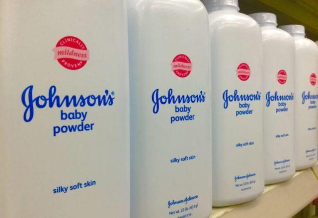 A Johnson & Johnson deixou de fabricar o talco para bebês neste ano em meio a milhares de processos iguais ao de Emory | Creative Commons