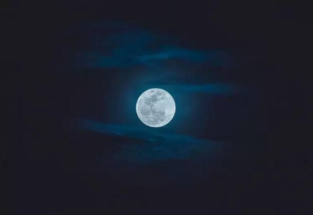 Mais um termo popular do que científico, uma superlua ocorre quando uma fase lunar completa se sincroniza com um ponto especialmente próximo ao redor da Terra | Unsplash
