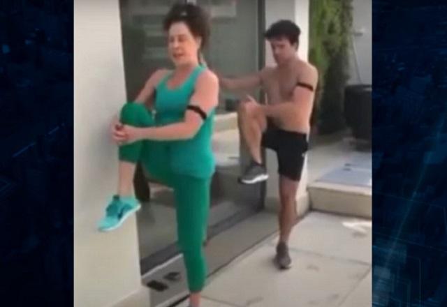 A atriz Cláudia Raia faz exercícios com o marido Jarbas Homem de Mello