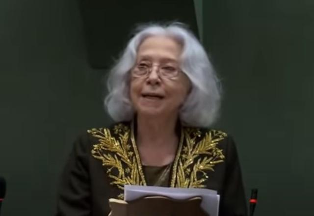 A atriz Fernanda Montenegro; ela é branca e tem o cabelo branco