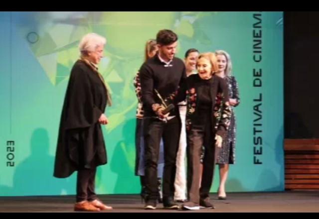 A atriz Laura Cardoso no palco do festival de cinema de Gramado recebendo o troféu Oscarito