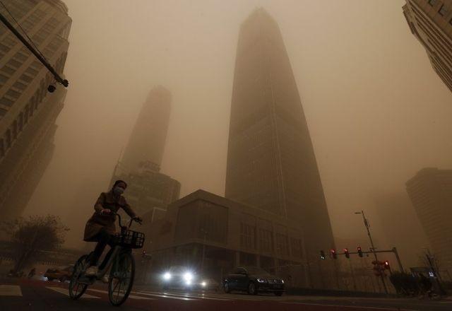 A capital da China e uma grande parte do norte do país registraram a maior tempestade de areia dos últimos 10 anos - Foto: Andy Wong