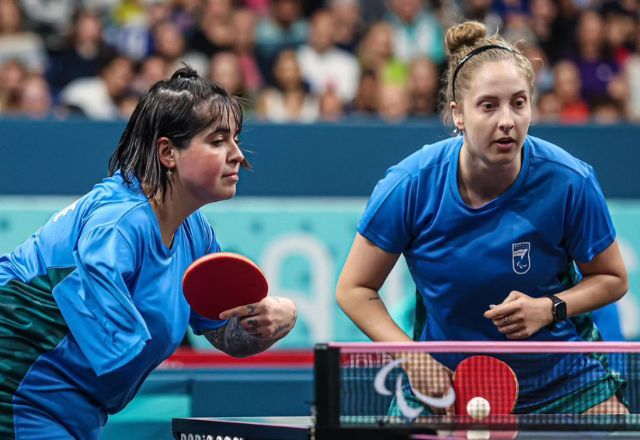 A dupla formada pelas mesatenistas catarinenses Danielle Rauen e Bruna Alexandre, da classe WD20, garantiu mais um bronze para o Brasil no tênis de mesa | Divulgação/ Comitê Paralímpico Brasileiro (CPB)