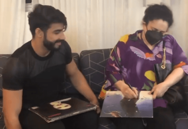 A imagem de Gal autografando as dezenas de discos viralizaram nas redes sociais. A cantora demonstra cansaço por conta de tanto disco que teve de assinar para o fã.