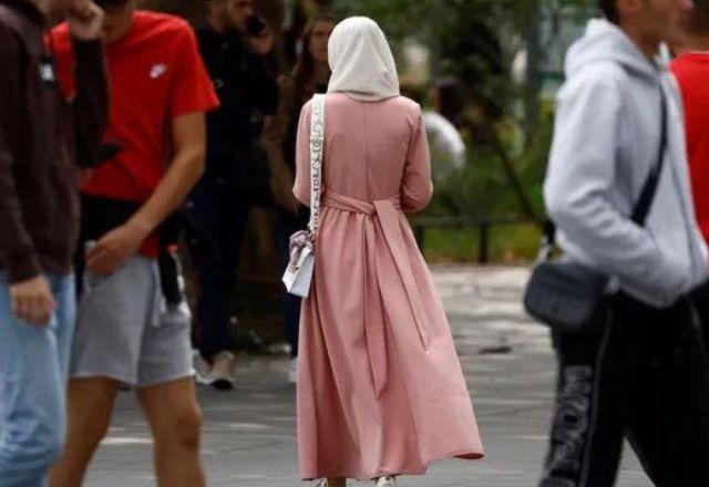 Tribunal francês rejeita recurso e fica a favor de proibição de abayas nas escolas Tribunal francês rejeita recurso e fica a favor de proibição de abayas nas escolas