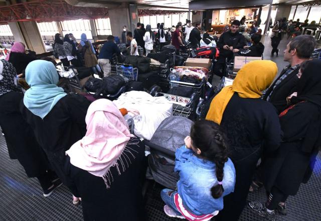 A retirada dos afegãos do aeroporto ocorre após surto de sarna entre os imigrantes