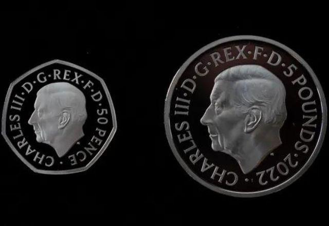 Retrato de Charles está voltado para a esquerda, direção oposta à imagem do antecessor, a rainha Elizabeth II | Reprodução/Aaron Chown