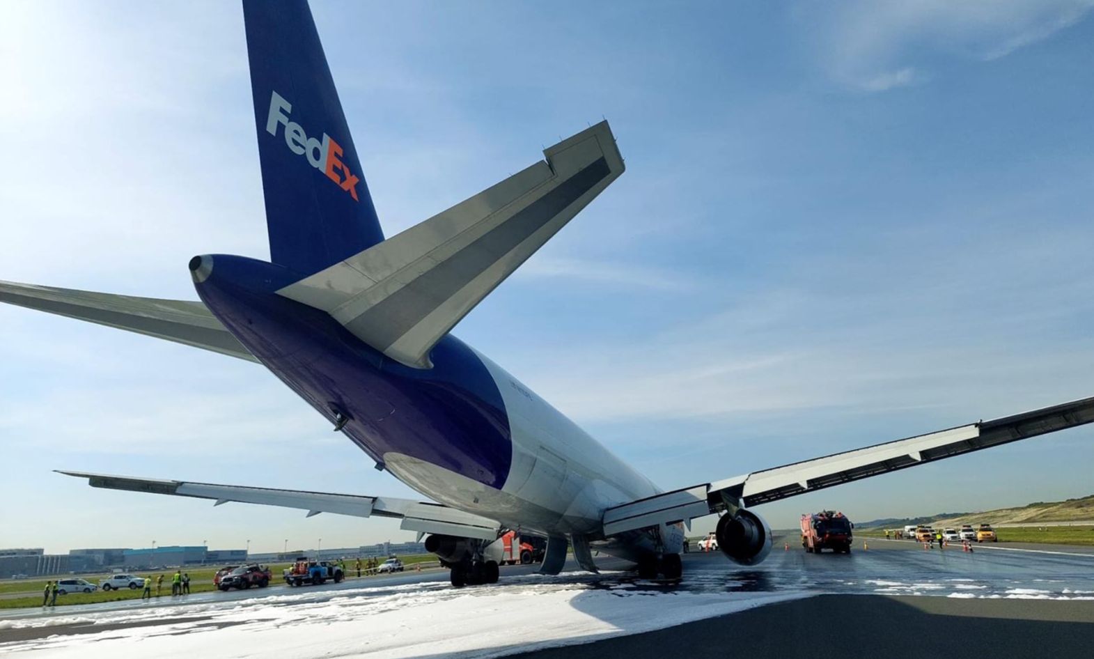 Avião de carga arrasta fuselagem na pista durante pouso na Turquia/ Twitter@AbdulkadirUraloglu