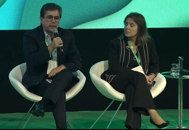 CEO da Braskem falando ao microfone na 28ª edição do Encontro Anual da Indústria Química (Reprodução/Abiquim Oficial)