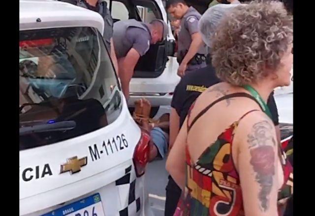 Vídeo: Homem é amarrado e colocado dentro de viatura em abordagem policial Vídeo: Homem é amarrado e colocado dentro de viatura em abordagem policial