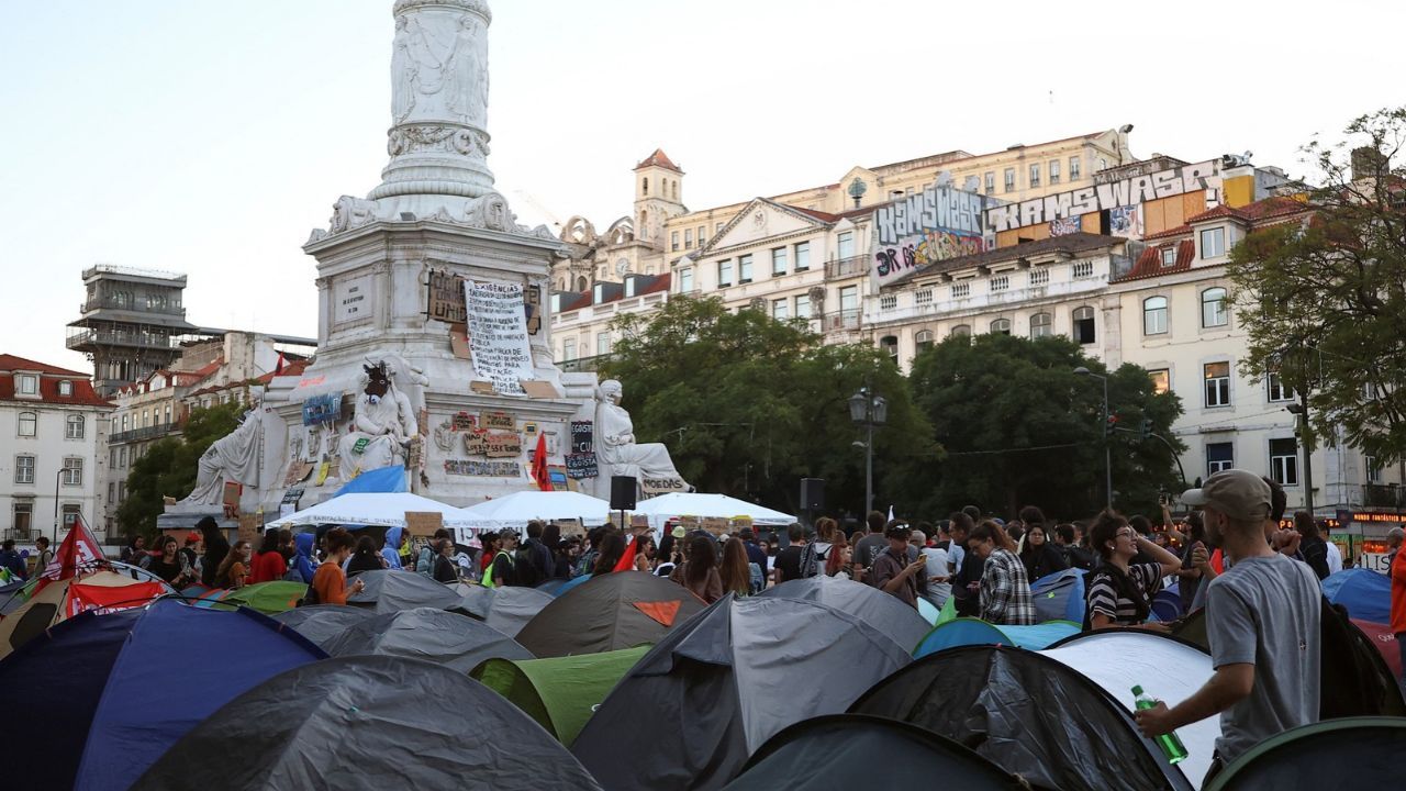 Polícia de Portugal desmonta acampamentos por moradia Polícia de Portugal desmonta acampamentos por moradia