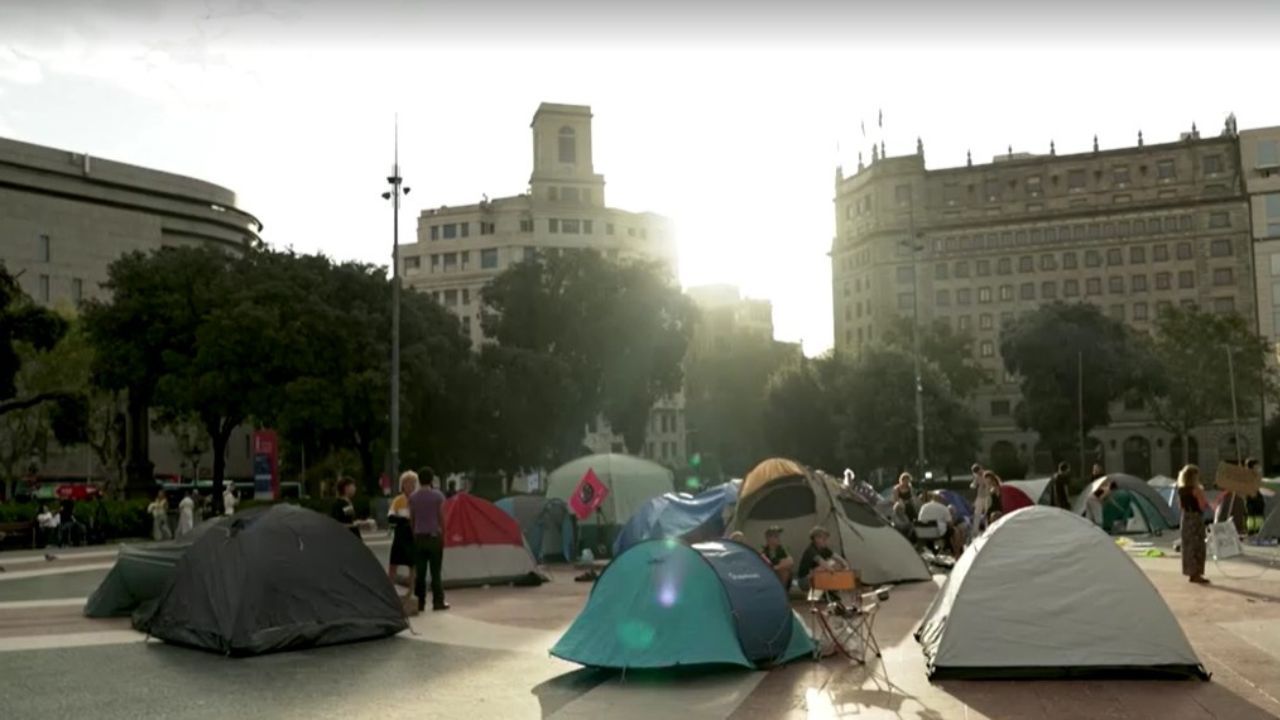 Acampamento de manifestantes que protestam por moradia acessível em Barcelona | Reprodução/Reuters