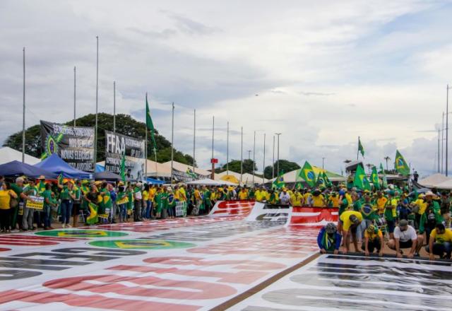 Lindbergh Farias defende que acampamentos sejam desmontados até a posse Lindbergh Farias defende que acampamentos sejam desmontados até a posse