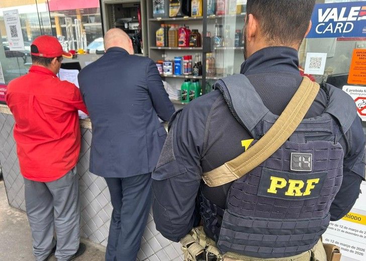 PRF e Ministério da Justiça fiscalizam suspeita de preços abusivos de combustíveis em rodovias de SP PRF e Ministério da Justiça fiscalizam suspeita de preços abusivos de combustíveis em rodovias de SP