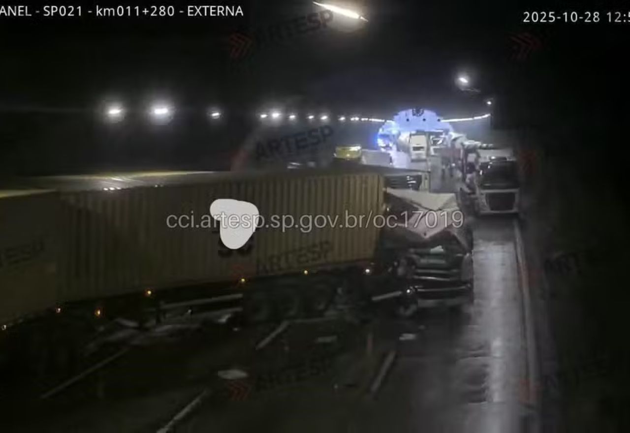 Acidente com 9 veículos espalha ácido na pista e interdita Rodoanel em Barueri (SP)
