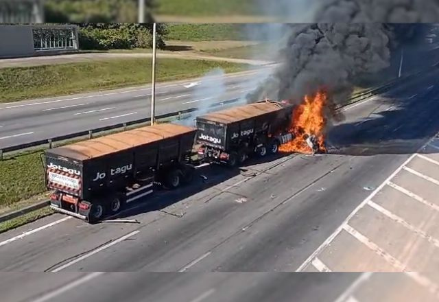 Cabine de caminhão e carro pegam fogo após acidente no Rodoanel, em SP | Reprodução/SBT