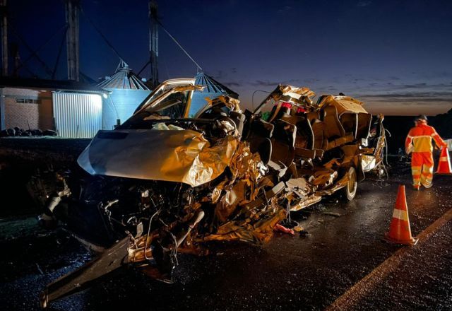 Acidente entre van da Saúde e carreta deixa cinco mortos no Rio Grande do Sul