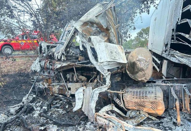 Acidente entre carreta e caminhão deixa dois mortos em Minas Gerais