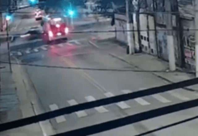 Homem morre e três ficam feridos em colisão entre carro e ônibus em São Paulo Homem morre e três ficam feridos em colisão entre carro e ônibus em São Paulo