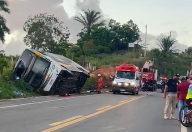 Corpos das 9 vítimas do acidente com ônibus na Bahia são velados no Rio