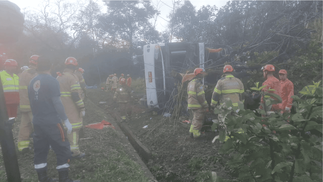 Acidente de ônibus em Petrópolis, no Rio de Janeiro | Foto: PRF