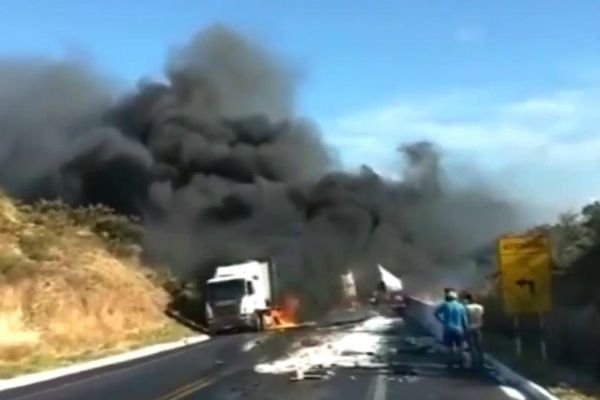 Acidente deixa nove mortos e 64 feridos em rodovia de MG Acidente deixa nove mortos e 64 feridos em rodovia de MG