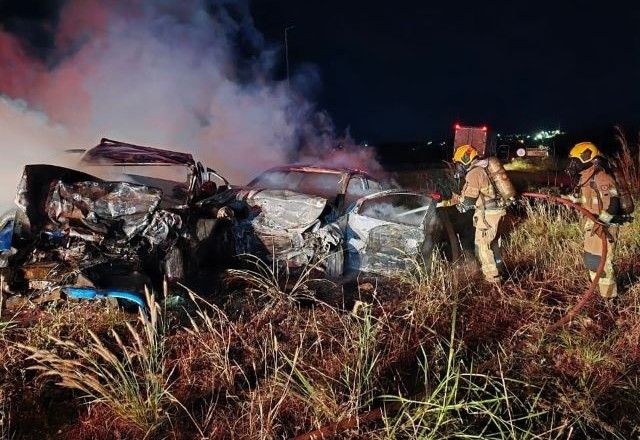Acidente deixa dois mortos em rodovia do DF; bombeiros encontraram carros em chamas