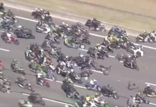 Acidente em "motociata" com Bolsonaro deixa quatro pessoas feridas Acidente em "motociata" com Bolsonaro deixa quatro pessoas feridas