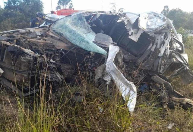 A carreta, com placa da cidade de Campinas, em São Paulo bateu de frente com a caminhonete | CBMMG