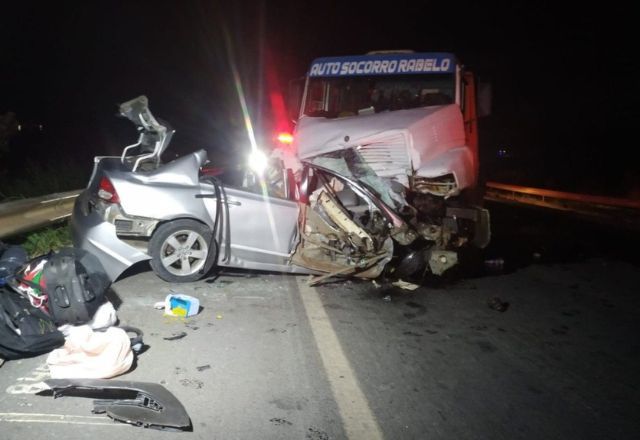 Batida entre caminhão guincho e carro deixa três mortos e um ferido em Minas Gerais