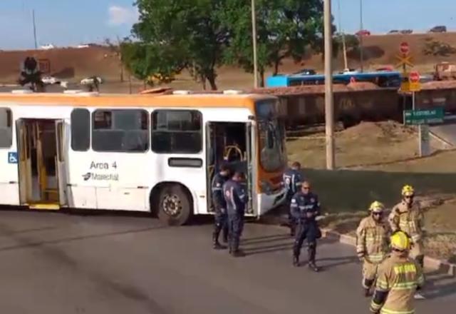 Acidente entre ônibus e trem