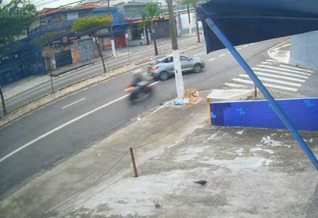 Momento em que carro atinge moto pilotada pelo PM | Foto: Reprodução/SBT