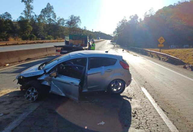 Veículo ficou atravessado na pista | Foto: Divulgação/PRF