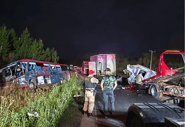 Acidente entre ônibus e caminhão deixa dois mortos e 34 feridos no Paraná | Reprodução/Corpo de Bombeiros