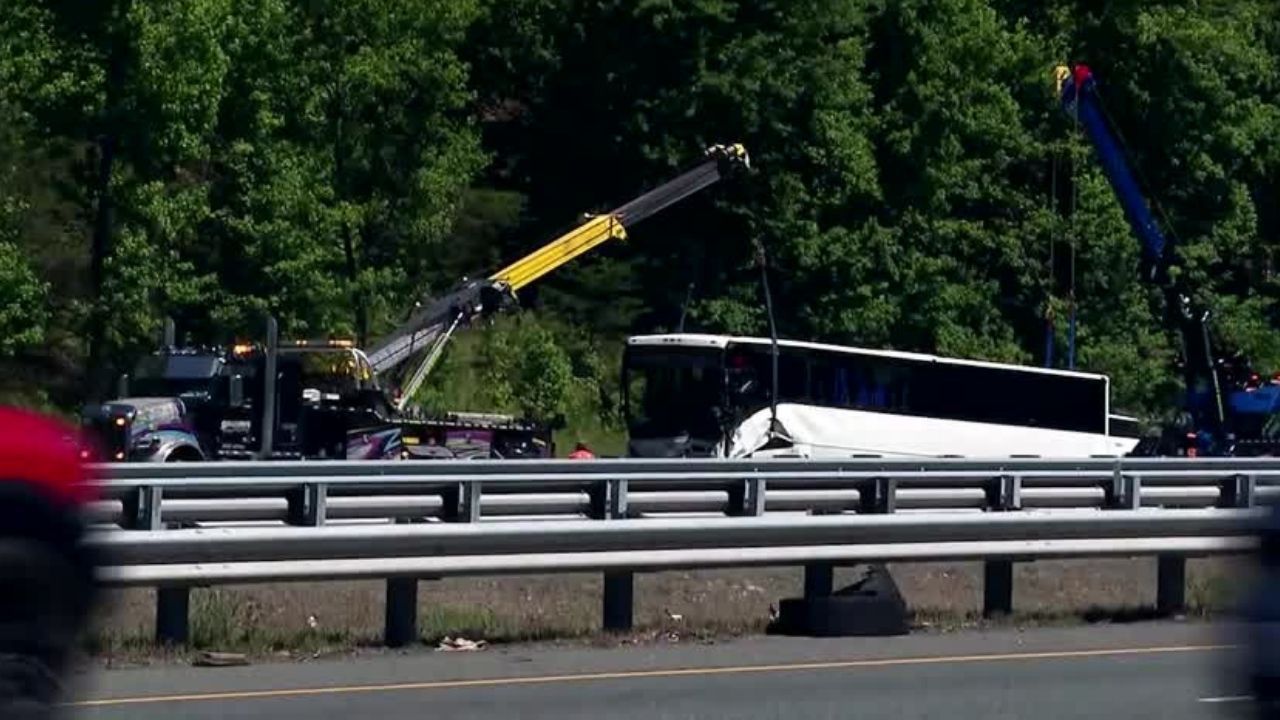 Ônibus sendo guinchado após acidente em Virgínia (EUA) | Reuters