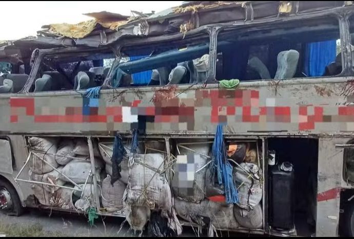 Ônibus ficou destruído após perder o controle na BR-423, em Pernambuco | Divulgação/PRF