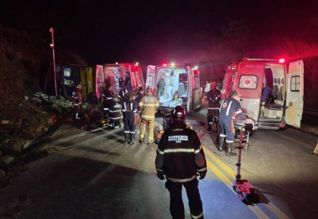 Equipes médicas trabalham após capotamento de ônibus em Minas Gerais | Foto: Corpo de Bombeiros/MG